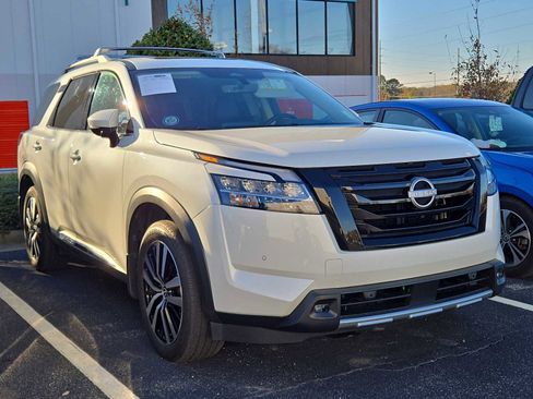 Used 2024 Nissan Pathfinder Platinum image 1