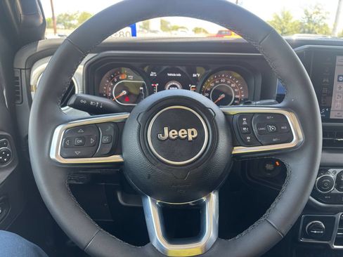Used 2025 Jeep Wrangler Unlimited Sahara AWD/4WD image 28
