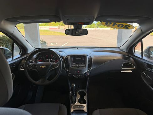 Used 2019 Chevrolet Cruze LT w/ Convenience Package FWD image 9