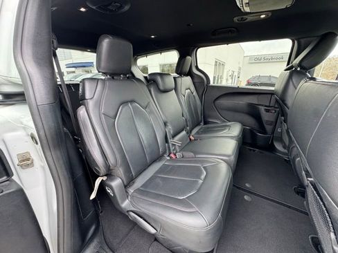 Used 2020 Chrysler Pacifica Touring-L image 27