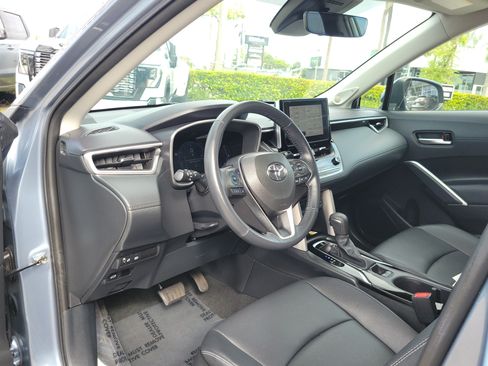 Used 2023 Toyota Corolla Cross XLE w/ Convenience Package FWD image 11