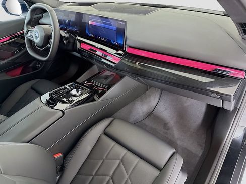 Used 2025 BMW i5 eDrive40i w/ Premium Package RWD image 17