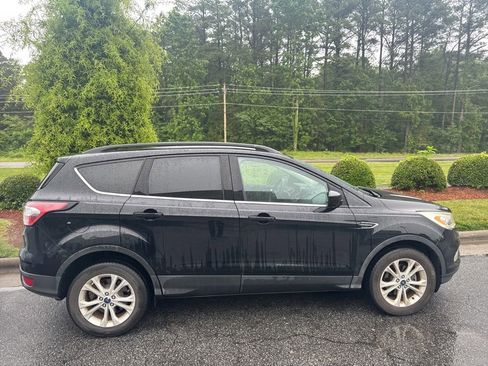 Used 2017 Ford Escape SE w/ Equipment Group 201A FWD image 4