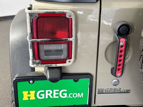 Used 2018 Jeep Wrangler Unlimited Rubicon w/ Connectivity Group image 34