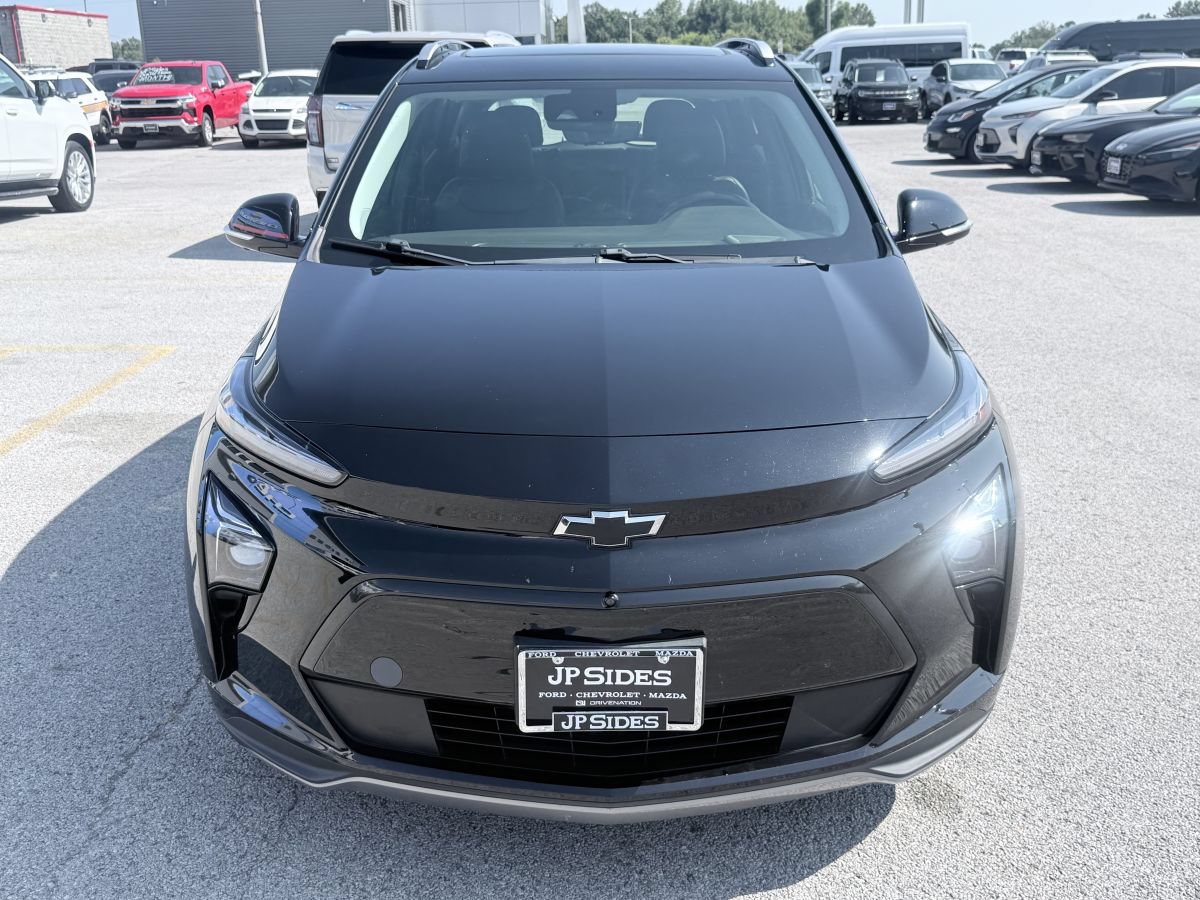 Used 2023 Chevrolet Bolt EUV Premier w/ Sun & Sound Package FWD image 2