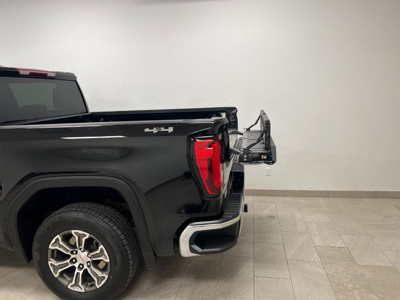Used 2025 GMC Sierra 1500 SLT AWD/4WD image 23