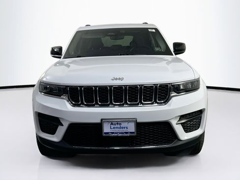 Used 2023 Jeep Grand Cherokee Laredo AWD/4WD image 2