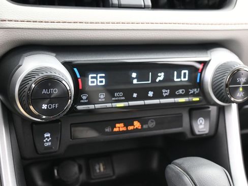 Used 2025 Toyota RAV4 XLE w/ Convenience Package FWD image 20