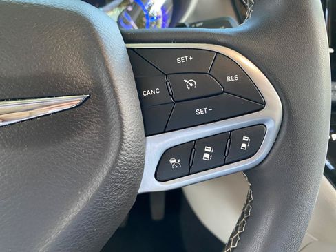 Used 2024 Chrysler Pacifica Limited FWD image 52