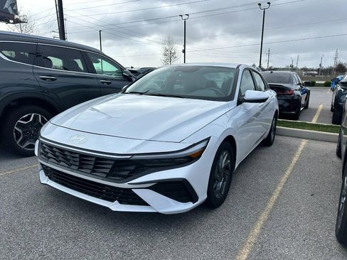 Used 2024 Hyundai Elantra SEL image 1