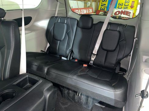 Used 2019 Chrysler Pacifica Touring-L image 14