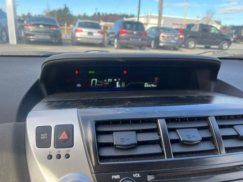 Used 2012 Toyota Prius V Five image 9