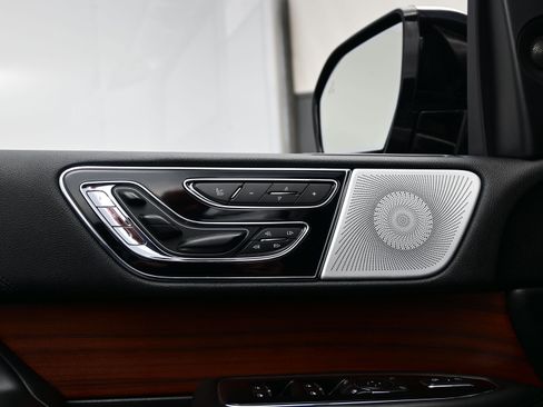 Used 2019 Lincoln Navigator L Reserve image 10