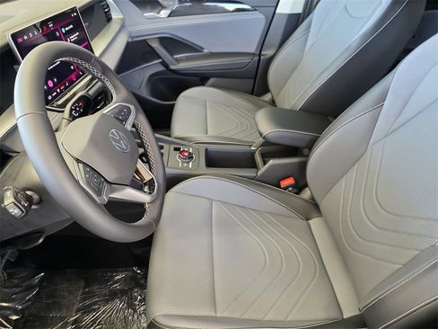 New 2025 Volkswagen Tiguan SE image 9