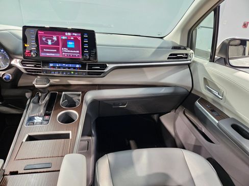 Used 2022 Toyota Sienna XLE FWD image 11