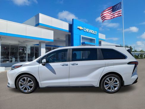 Used 2024 Toyota Sienna Platinum FWD image 7