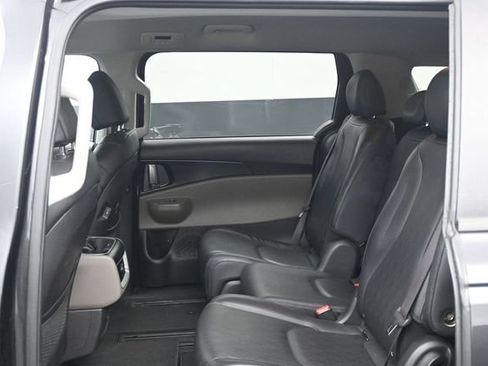 Used 2025 Kia Carnival FWD image 5