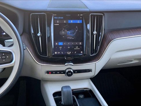 Used 2022 Volvo XC60 B5 Momentum w/ Protection Package Premier image 7