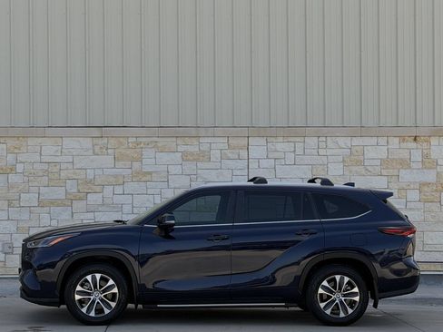 Used 2024 Toyota Highlander XLE FWD image 3