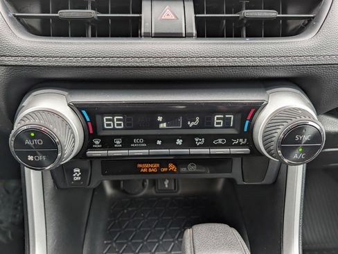 Used 2021 Toyota RAV4 LE AWD/4WD image 25