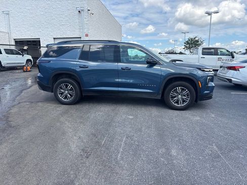 Used 2025 Chevrolet Traverse LT AWD/4WD image 2