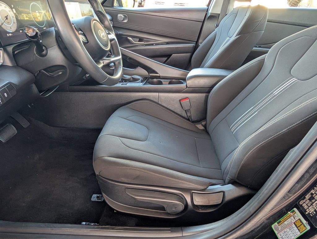 Used 2025 Hyundai Elantra SEL FWD image 15