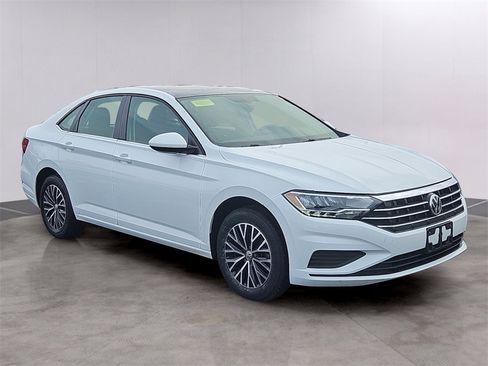 Used 2020 Volkswagen Jetta SE w/ SE Cold Weather Package image 3