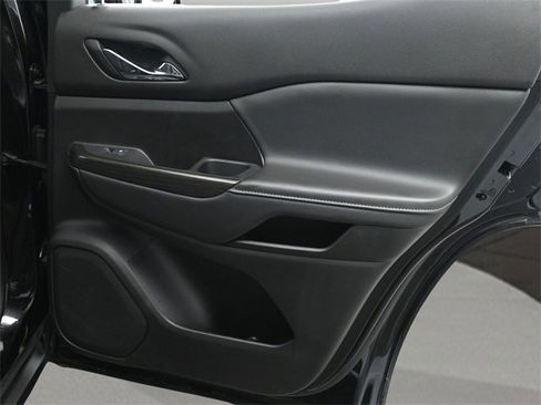 Used 2023 GMC Acadia SLT image 17