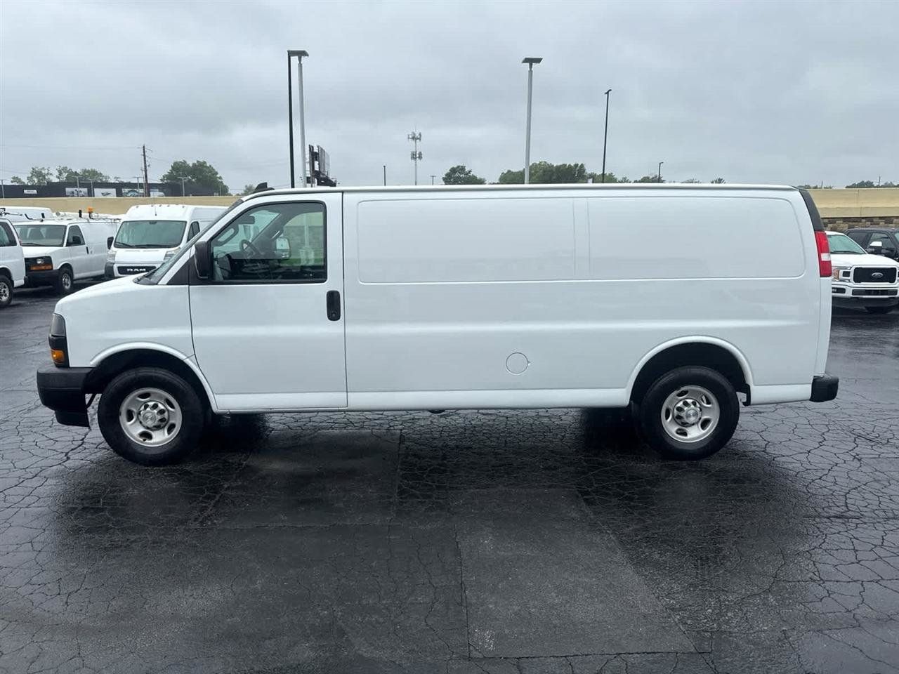 Used 2020 Chevrolet Express 3500 Extended w/ Driver Convenience Package RWD image 5