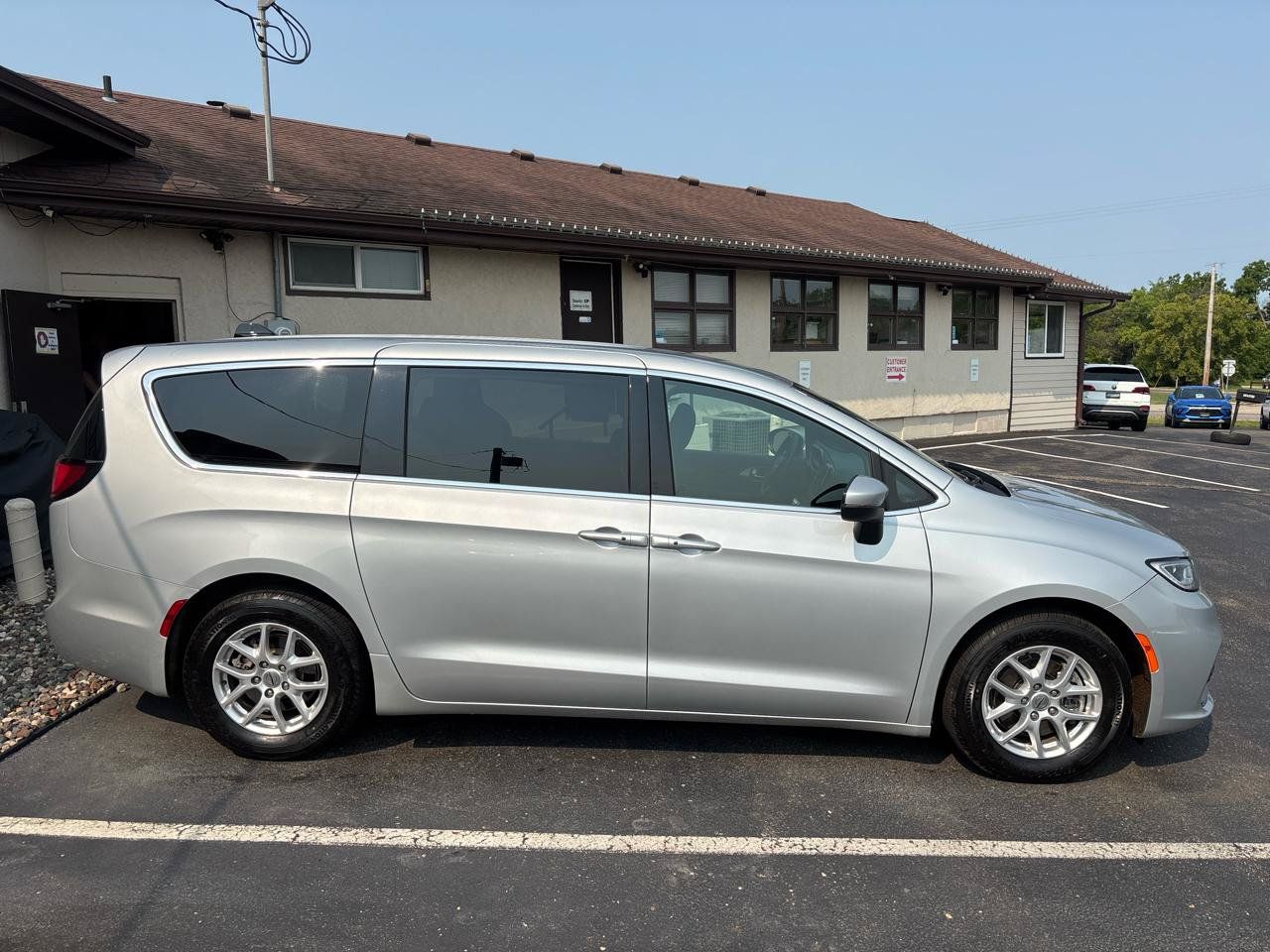 Used 2023 Chrysler Pacifica Touring FWD image 2