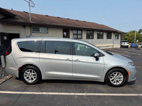 Used 2023 Chrysler Pacifica Touring FWD image 2