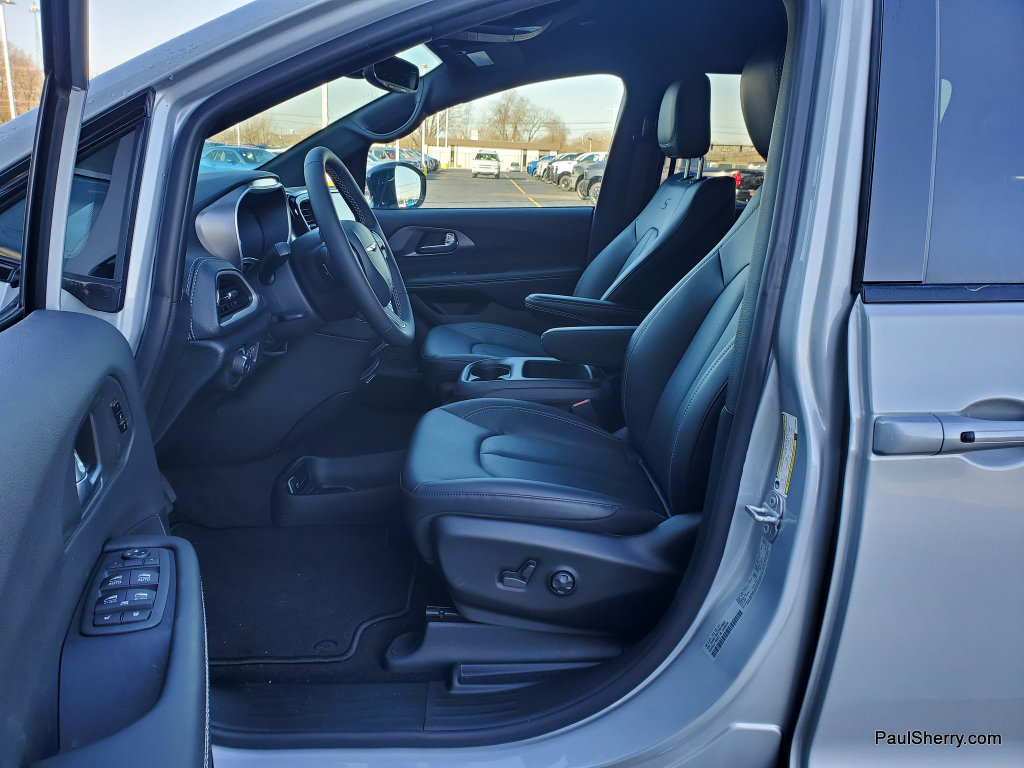 New 2026 Chrysler Pacifica Select w/ S Appearance Package FWD image 23