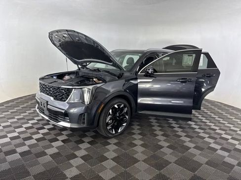 Certified 2025 Kia Sorento EX w/ Panoramic Sunroof Package FWD image 12