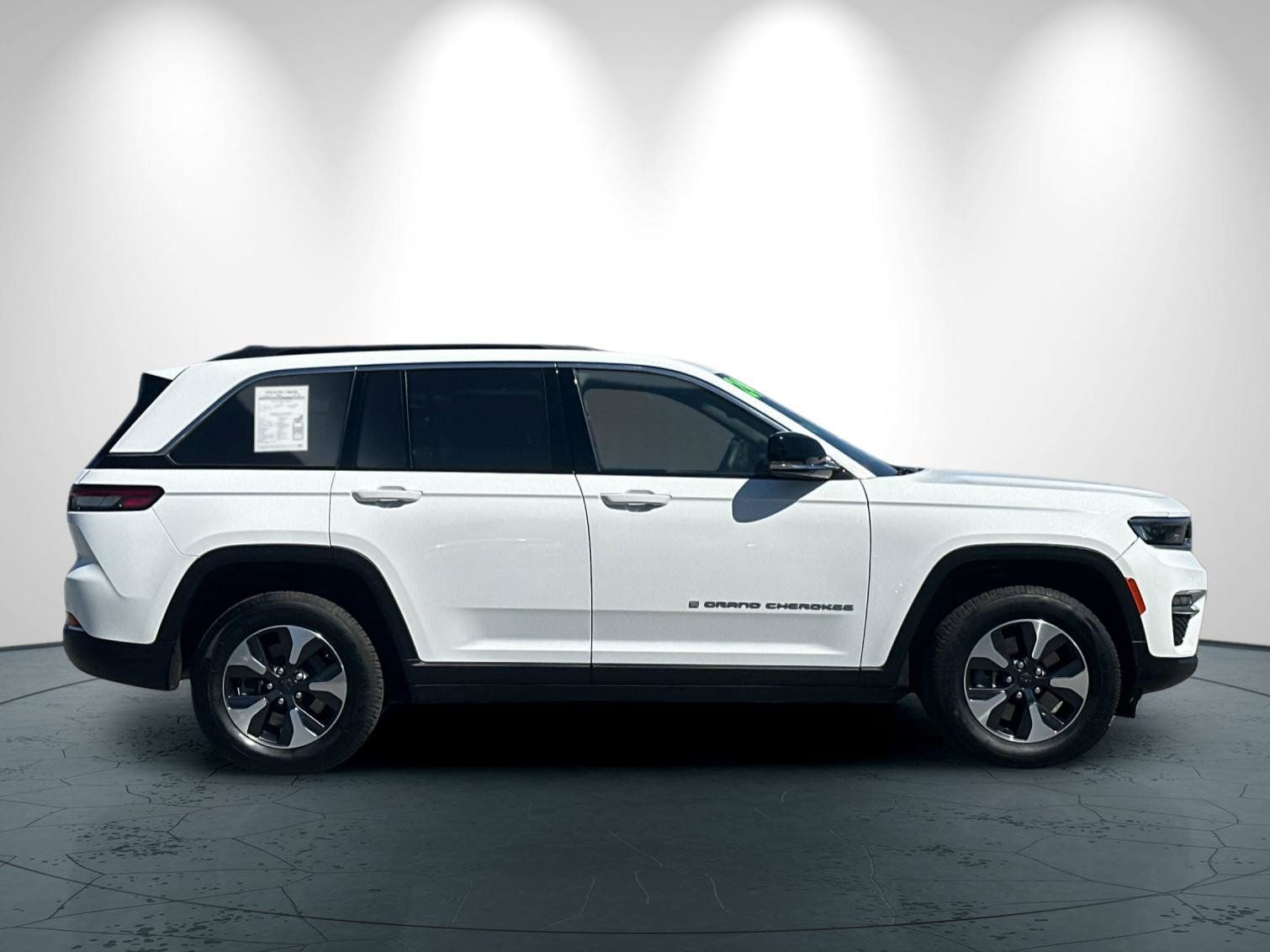 Used 2024 Jeep Grand Cherokee Limited 4xe AWD/4WD image 3