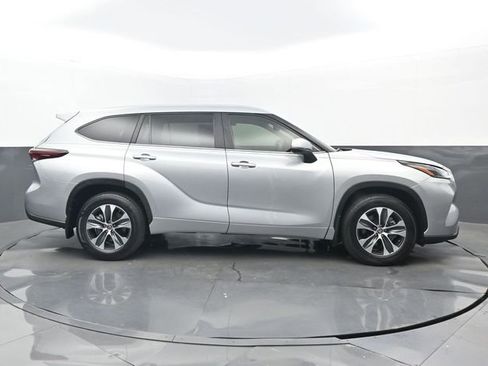 Used 2024 Toyota Highlander XLE FWD image 2