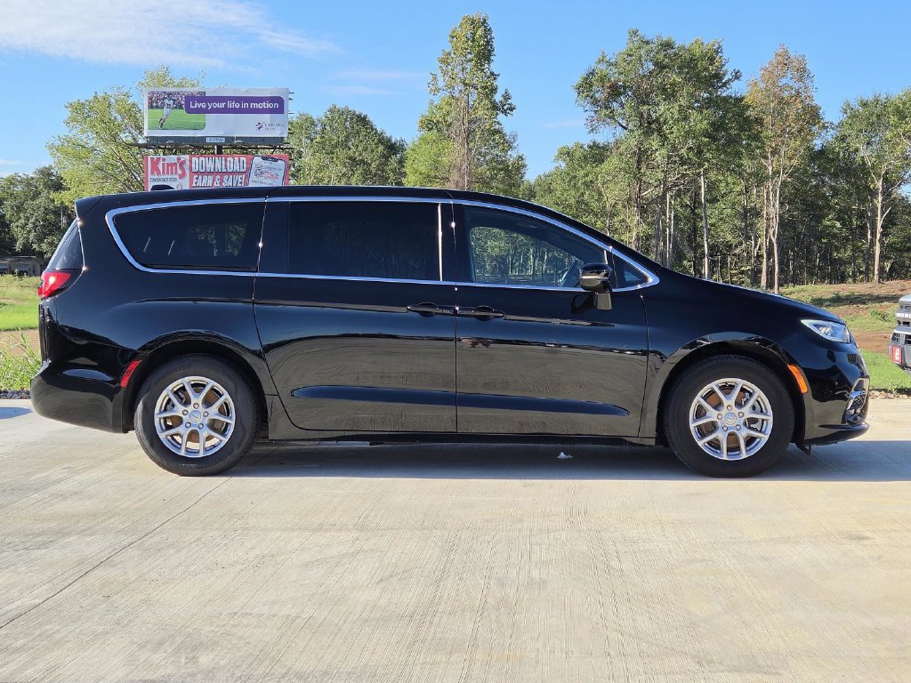 Used 2025 Chrysler Pacifica Select FWD image 9