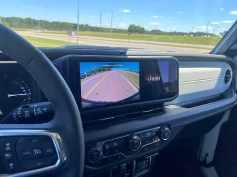 Used 2025 Jeep Wrangler Sahara image 23