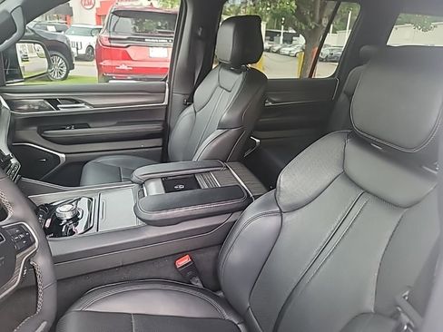 Used 2023 Jeep Wagoneer Series II AWD/4WD image 9