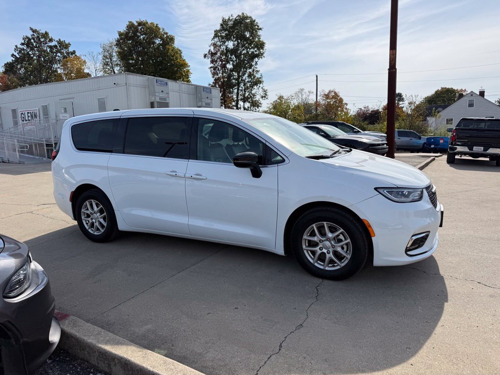 Used 2025 Chrysler Pacifica Select FWD image 5