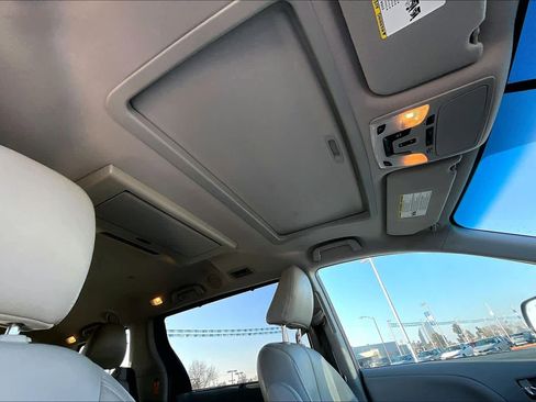 Used 2014 Toyota Sienna XLE image 13