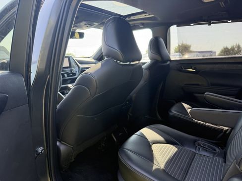 Used 2023 Toyota Highlander XSE AWD/4WD image 16