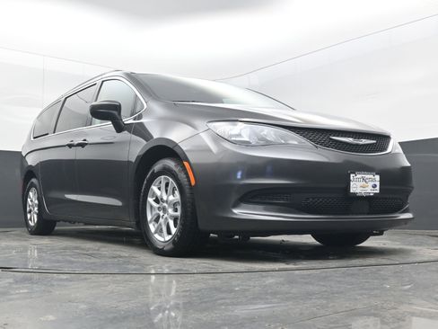 Used 2021 Chrysler Voyager Lxi image 27