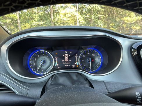 Used 2025 Chrysler Pacifica Limited FWD image 30