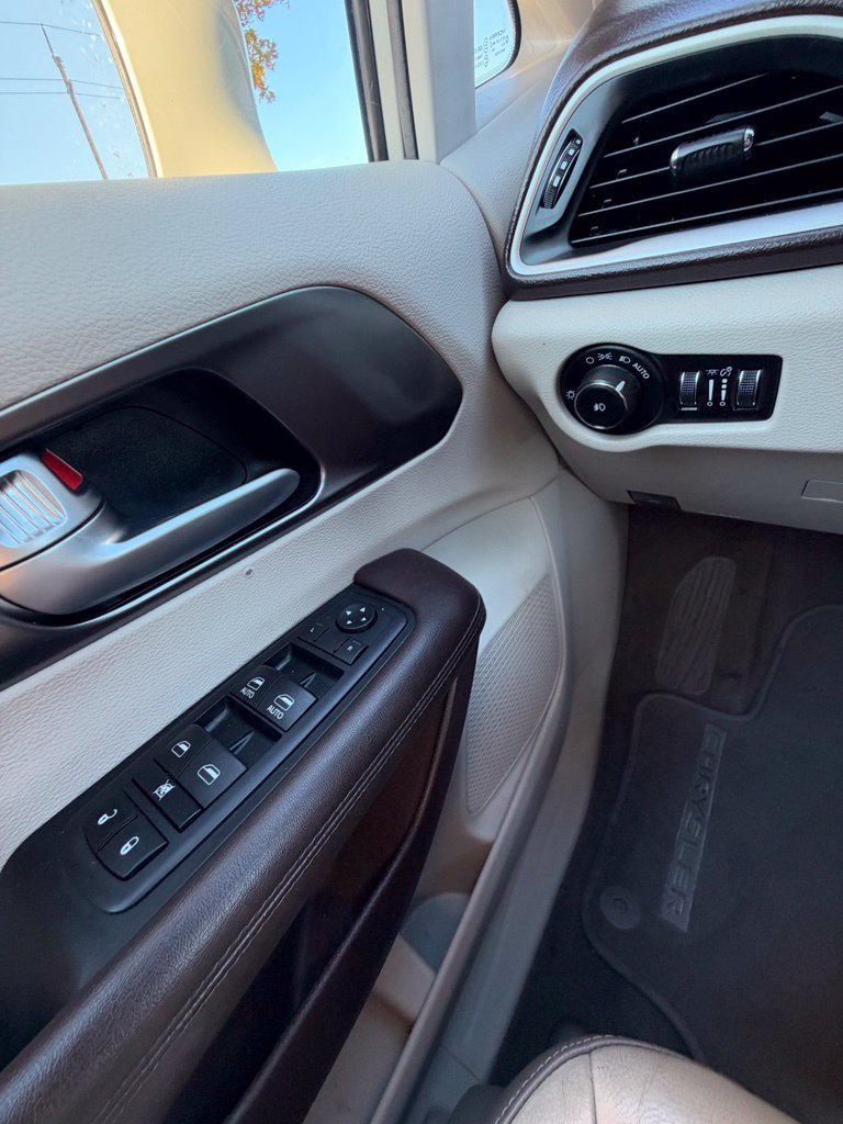 Used 2017 Chrysler Pacifica Touring-L FWD image 11