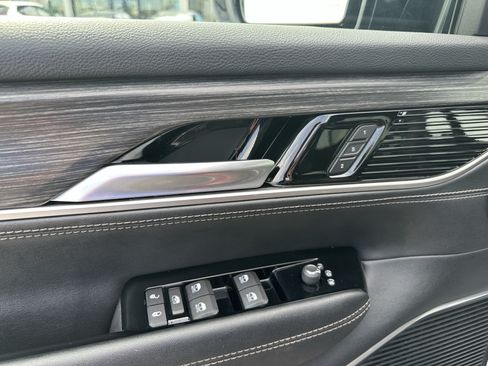Used 2024 Jeep Wagoneer L Series II w/ Flexible Seating Group AWD/4WD image 15