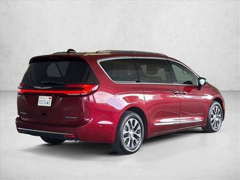 Used 2023 Chrysler Pacifica Pinnacle FWD image 6