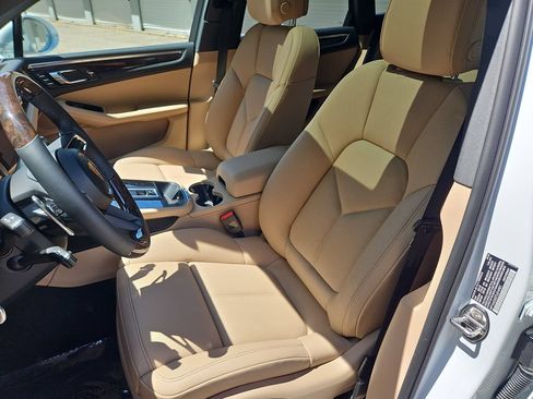 Certified 2026 Porsche Macan AWD/4WD image 5