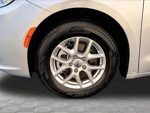 Used 2024 Chrysler Pacifica Touring-L FWD image 11