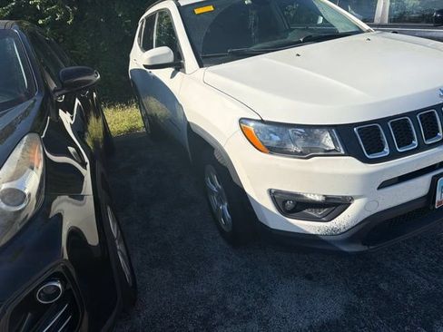 Used 2018 Jeep Compass Latitude w/ Popular Equipment Group AWD/4WD image 3