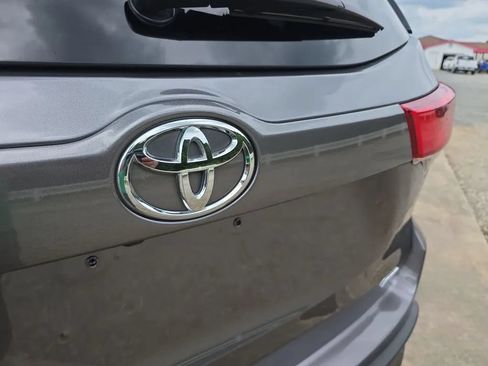 Used 2019 Toyota Highlander LE AWD/4WD image 10